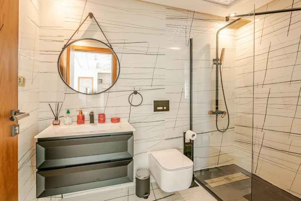 Royale Duplexe Pleine Centre Tanger Apartment Bagian luar foto