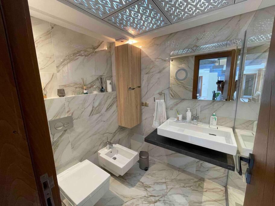 Royale Duplexe Pleine Centre Tanger Apartment Bagian luar foto