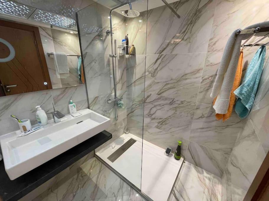 Royale Duplexe Pleine Centre Tanger Apartment Bagian luar foto