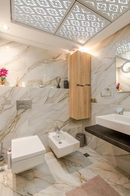 Royale Duplexe Pleine Centre Tanger Apartment Bagian luar foto