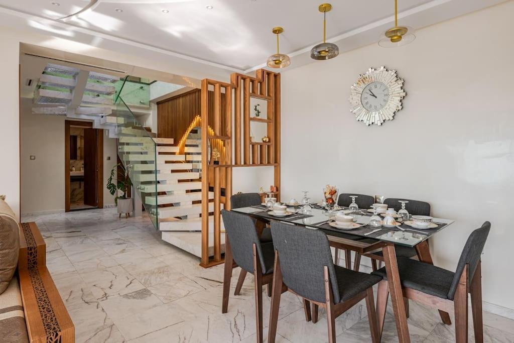 Royale Duplexe Pleine Centre Tanger Apartment Bagian luar foto