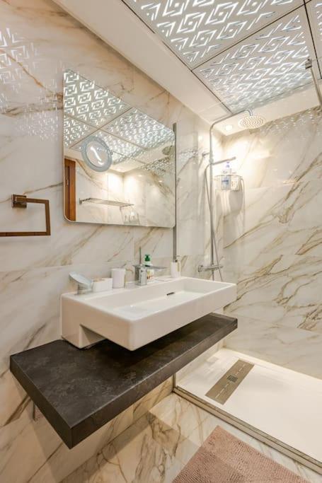 Royale Duplexe Pleine Centre Tanger Apartment Bagian luar foto