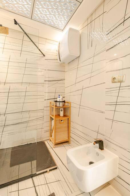 Royale Duplexe Pleine Centre Tanger Apartment Bagian luar foto