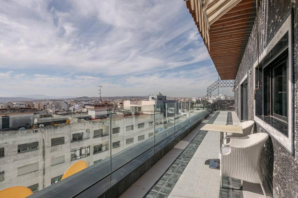 Royale Duplexe Pleine Centre Tanger Apartment Bagian luar foto