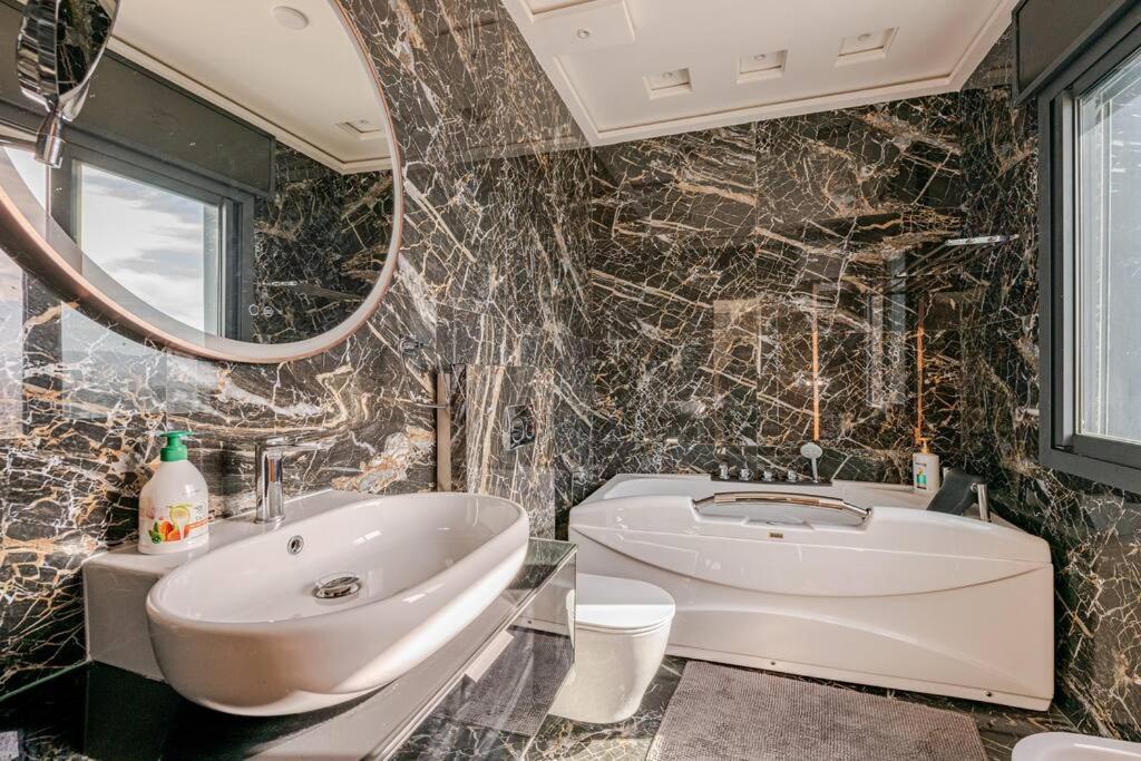 Royale Duplexe Pleine Centre Tanger Apartment Bagian luar foto