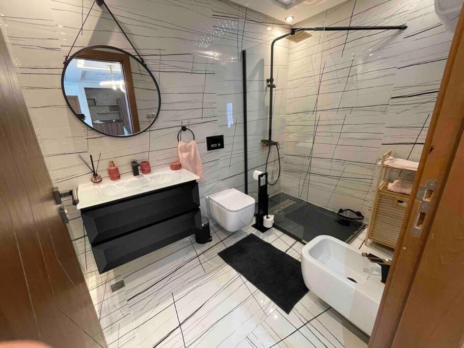 Royale Duplexe Pleine Centre Tanger Apartment Bagian luar foto
