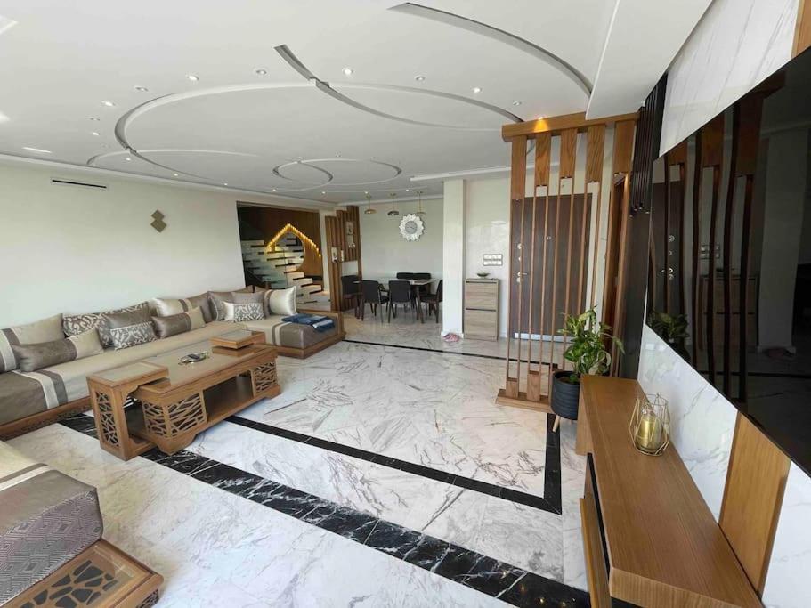 Royale Duplexe Pleine Centre Tanger Apartment Bagian luar foto