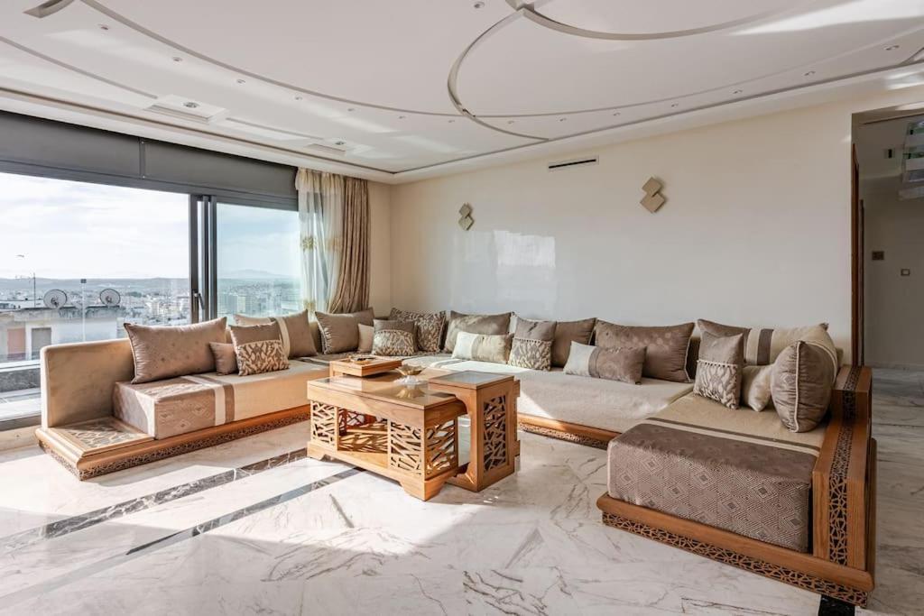 Royale Duplexe Pleine Centre Tanger Apartment Bagian luar foto